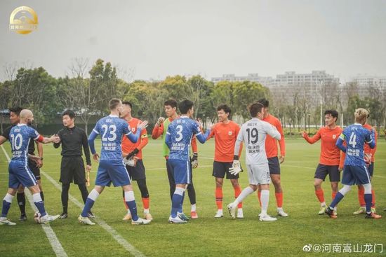 第63分钟，利物浦进攻，萨拉赫弧顶处左脚兜射远角，被奥纳纳接住。